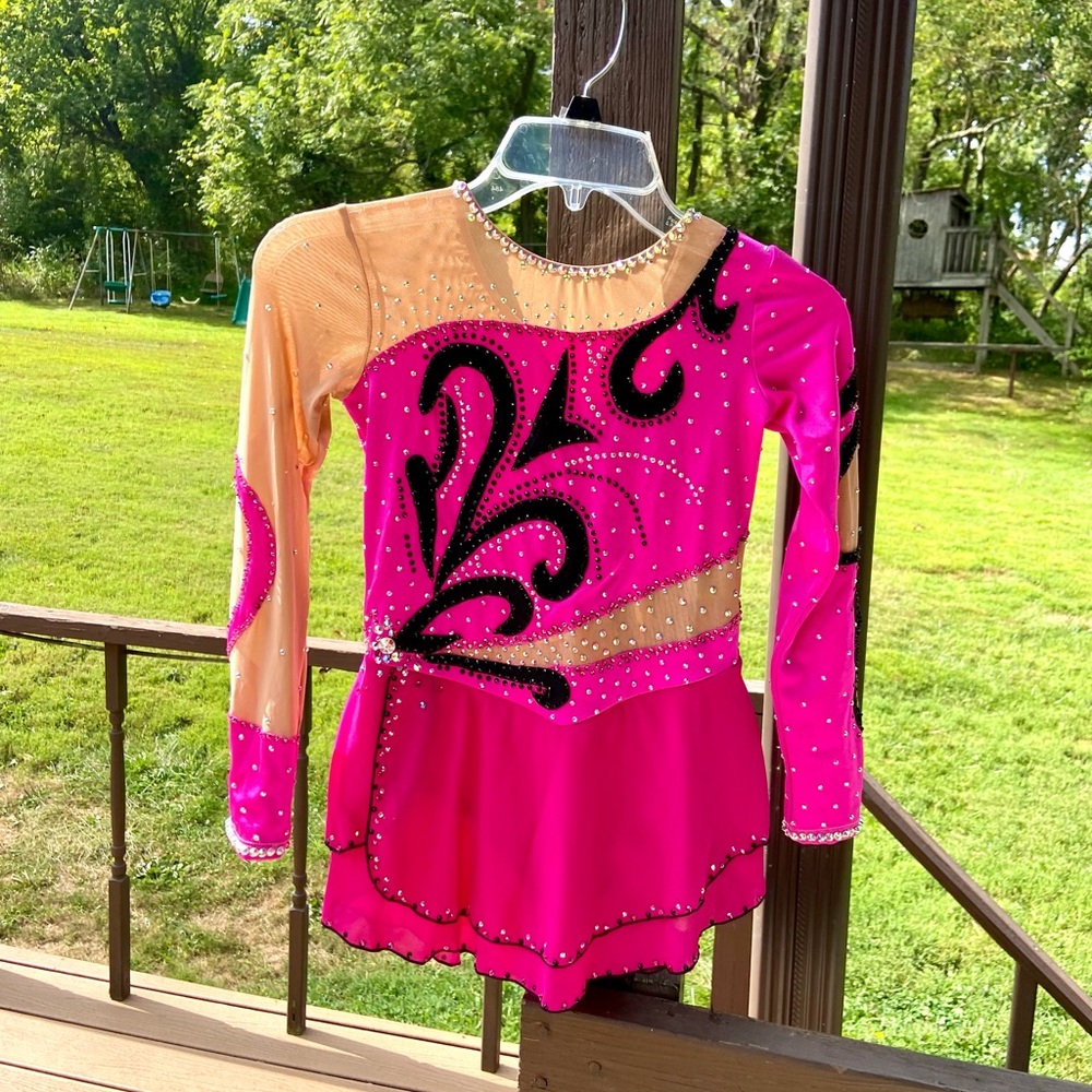 STUNNING HOT PINK/BK COSTUME STONES TWIRLING/SKATING COSTUME CHILD MEDIUM